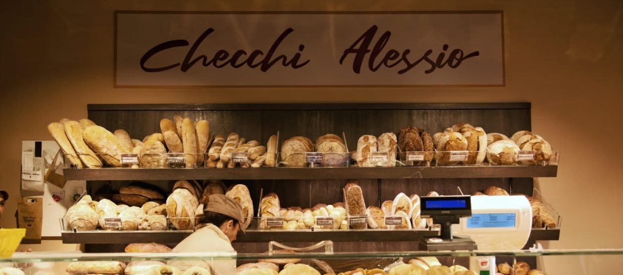 Il bancone dell'Antico Forno Bacci con il pane in vetrina
