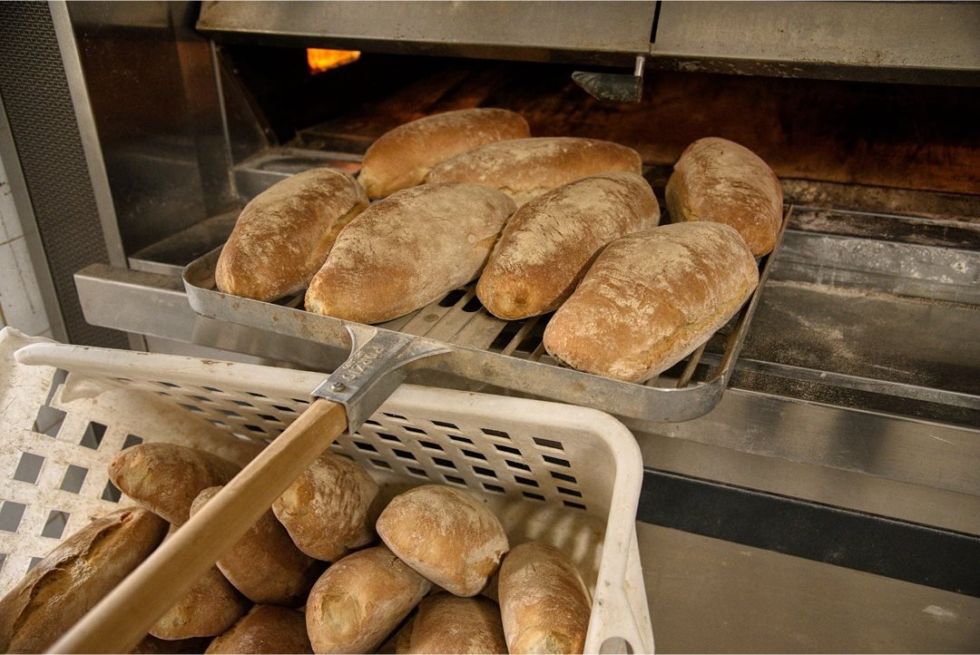 Pane appena sfornato dal forno a legna dell'Antico Forno Bacci