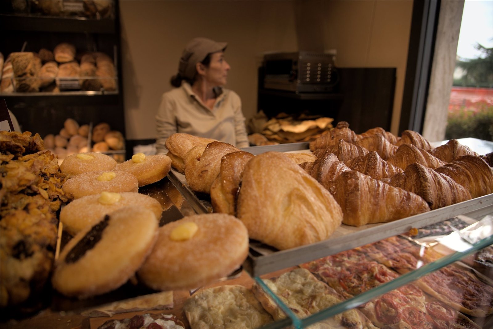 Bancone dell'Antico Forno Bacci con pasticceria appena sfornata